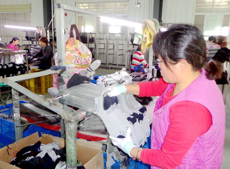 湖北鄖陽(yáng)兩千余家微工廠助推鄉(xiāng)村振興，萬余村民實(shí)現(xiàn)家門口就業(yè)